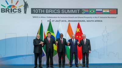 金砖国家领导人第10次峰会，在南非约翰内斯堡举行。印度总理莫迪（左起）、中国国家主席习近平、南非总统拉马福萨、俄罗斯总统普京及巴西总统特梅尔，周四在会上合影。