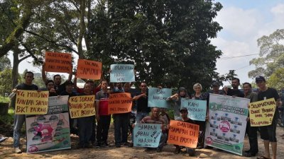 “拯救武吉巴容运动”委员会会员及当地居民高举反对武吉巴容兴建垃圾场大字报。站者左4为阿布峇卡。