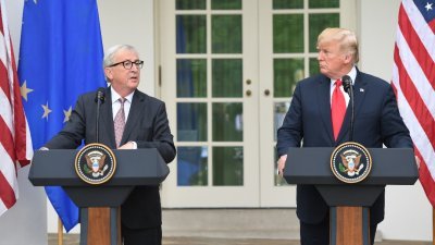 欧盟委员会主席容克周三到访白宫，与美国总统特朗普会晤。两人会后一同召开记者会。