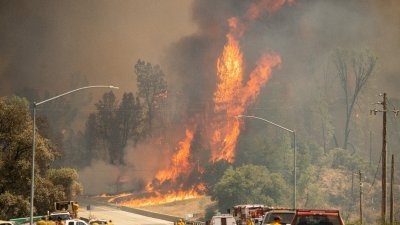 高温乾旱和强风的助长下，加州野火延烧沙斯塔县的威士忌镇，威胁当地居民。消防员当地时间周五到当地灭火，但火势过于猛烈，难以接近。