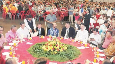 慕克里兹（左5）出席新邦瓜拉互助会主办的与华社交流晚宴，场面盛大。左3起为陈国耀、陈巧德、姚伯庆、黄思敏、曾敏凯等。