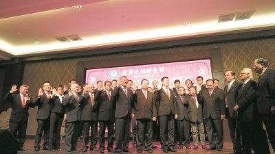 森美兰福建会馆新届理事宣誓就职，由郑福成（右起）、李俊及邱财加监誓。
