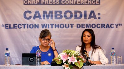 柬埔寨救国党副主席莫淑华（左）和柬埔寨救国党公关部副主任金莫诺维杰，周一在印尼雅加达召开记者会，呼吁国际社会拒绝柬埔寨这次大选的成绩。