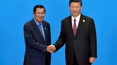 这是中国国家主席习近平（右），去年5月15日迎接到访北京出席“一带一路”国际合作高峰论坛的柬埔寨首相洪森。