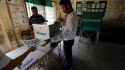 柬埔寨国会大选周日投票，选举工作人员周六在首都金边的一个投票站做准备。