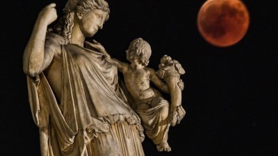 【希腊】摄影师将“血月”与和平女神像合照，为古老的神话故事增添诡异气氛。