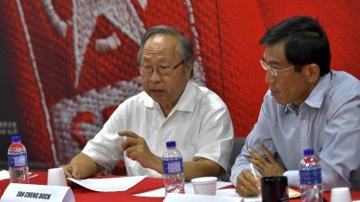 新加坡7个在野党周六商讨组成联盟参与下届大选，前国会议员陈清木（左）被推举为联盟领袖。右为民主党秘书长徐顺全博士。