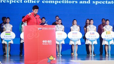 中国的全英赛男单冠军石宇奇（前），在周六的世界羽球锦标赛开幕礼上，代表所有参赛球员宣誓。