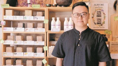 颜涁褟坚持了7年，才辞去补习中心的正职，全职投入发展天然产品。