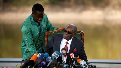 去年11月遭军方罢黜的津巴布韦前总统穆加贝，周日在哈拉雷的私人宅邸召开记者会，呼吁选民推翻执政的津巴布韦非洲民族联盟－爱国阵线。