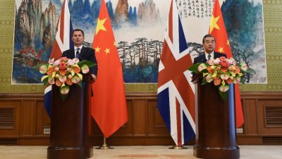 英国外交部长与中国外交部长王毅，共同主持中英战略对话后，两人一同出席记者会。