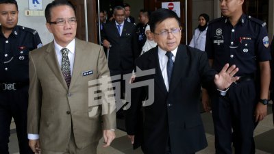 刘伟强（左起）与理查玛拉尊，一同巡察大使路吉隆坡法庭大厦。 （摄影：骆曼）