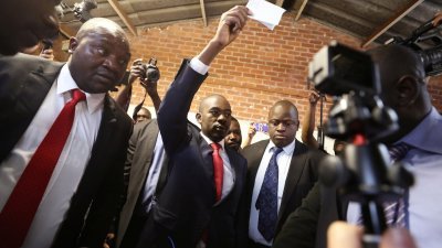 津巴布韦反对派“民主变革运动”领袖、候选人查米萨（中），周一在哈雷拉投票中心投票时，让媒体拍照。