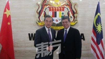 赛夫丁（右）与王毅在布城举行会晤，商讨马中关系，区域和国际热点课题以及敦马哈迪访华事宜。 （摄影：骆曼）