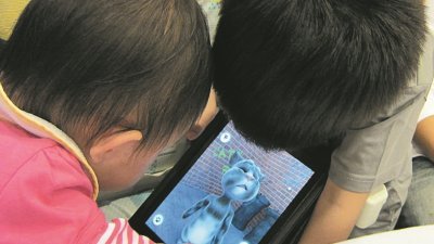 平板电脑或智能手机已成为孩子最常用的玩具，家长应长期监督并确保孩子观赏的视频，或爱玩的游戏，是否有不恰当内容。（档案照）