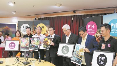 槟州行政议员罗兴强（左3起）、林冠英及彭文宝等人，于周五上午推介2018年槟城国际美食节。