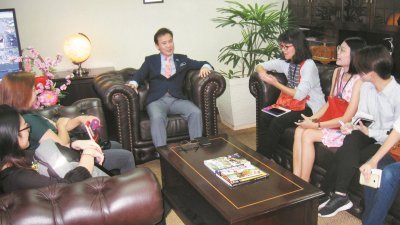尤端祥（中）上任市长后，首次接受中文媒体联访。