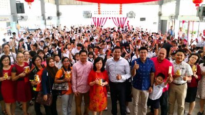 巫统峇东埔一国三州候选人趁著农历新年走访区内6所华小，更派发红包、手表给2465 名学生，教师也获得招财猫。左6为苏海米；右3起为阿诺、阿布巴卡及再迪。