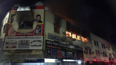 甲汉都亚路3层楼店屋发生火患，并烧毁楼上3个单位。