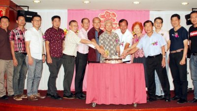 峇株巴辖中华总商会1月至3月份寿星，上台切蛋糕庆祝。左9为郭明发。