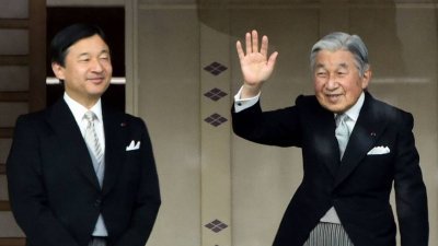 日本明仁天皇（右）将于2019年4月30日退位，皇太子德仁翌日继位，成为日本第126任天皇。