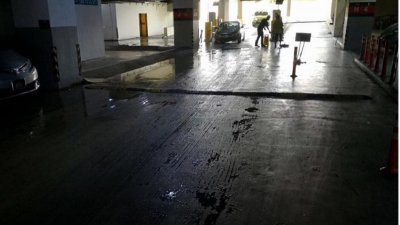 购物广场地下停车场出入口处出现油渍。（受访者提供）