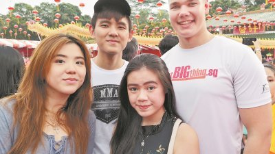 茂琳（左起）、杜运辉、雪琳及玛斯特地从新加坡过来参与古庙游神。