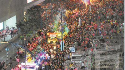 众神夜游进入高潮，数十万名出席民众将黄亚福街挤得水泄不通。（摄影：杨金森）