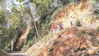 卓坤山部分受损的地段仍未修好，唯恐影响登山客的安全。