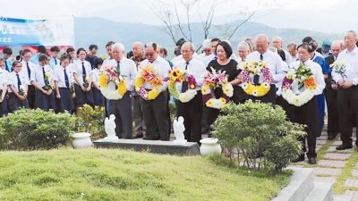 雪隆董联会领袖和林氏家族手持花圈，代表 公祭礼的300名出席者向林晃昇献花致敬。