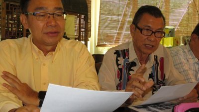 陈永明（右）代读由理事会发表的声明，并反驳林华龙不实的指责，左为刘志文。