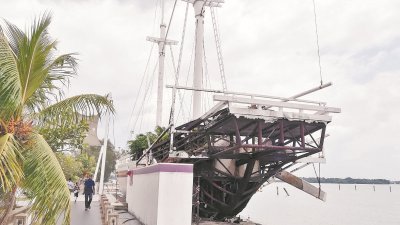 八号桥仿古船部分结构在2013年被大火烧毁，巴生市议会建议将仿古船改造为海事博物馆，以吸引游客前来。