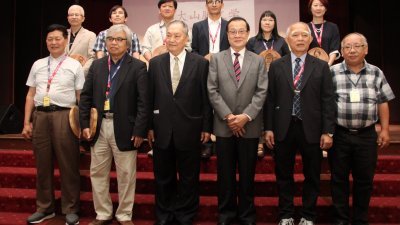 郑奕南（前左3起）、杨云贵、陈奇杰和陈政欣，与大山脚文学国际学术研讨会主讲嘉宾相见欢。