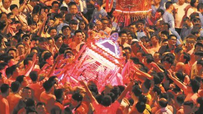 新山中华公会2016年首度透过互联网直播平台，让更多人认识古庙游神活动，把这项原本属于新山华人的文化品牌活动推向国际化。