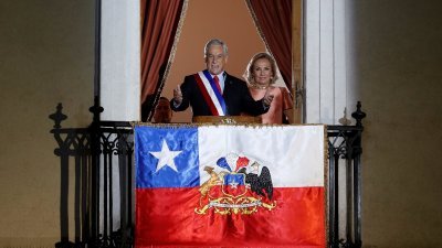 智利总统皮涅拉和夫人，周日晚现身总统府的阳台，向聚集在总统府外的民众发表讲话。