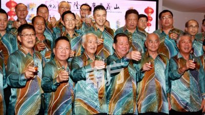 彭志峰（前排左起）、罗添财、李振光、杜汉光、郑金德及林书德出席吉隆坡广东义山新年团拜时，一同举杯向来宾敬酒。 （摄影：田咏逸）