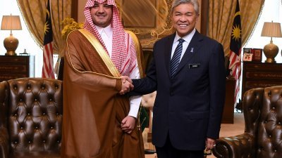 阿末扎希（右）与沙地阿拉伯内政部长阿都拉兹王子相见欢。