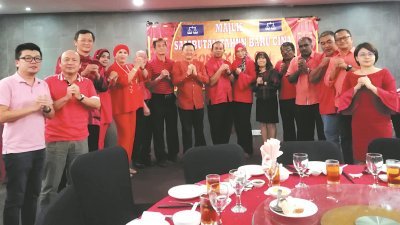 马华哥打拉惹三机构理事欢庆农历新年，同时呼吁雪州国阵将斯里慕达州选区交马华上阵，前左6起为林金辉、卡玛鲁扎曼、劳娜及赵翠眉。