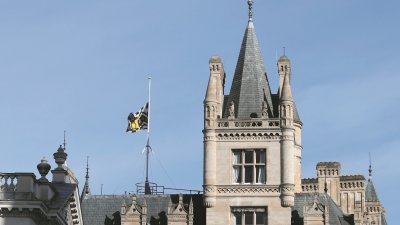 霍金辞世后，剑桥大学的冈维尔学院和凯斯学院下半旗致敬。