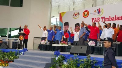 阿末扎希(左)带领国阵成员党领袖高喊支持国阵口号，左4为阿末峇沙。