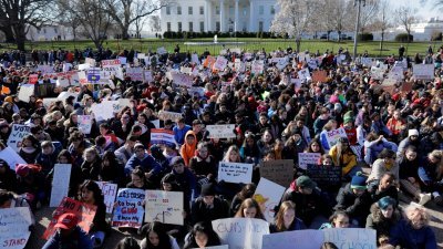 学生们在白宫外手持大字报，同时高呼口号呼，吁政府采取更严格的枪管政策。