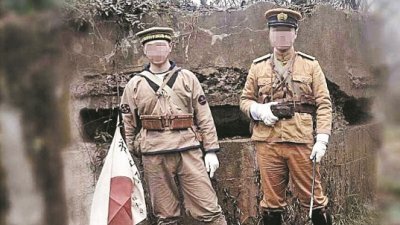 有网民在新浪微博曝光“两名男子在南京抗日碉堡遗址前身穿仿制二战日本军服”的照片，引起网民的愤慨和严厉谴责。