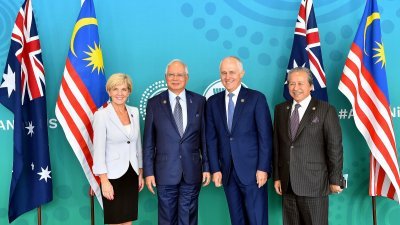 纳吉（左2起）与澳洲总理特恩布尔会面，针对多个领域讨论两国双 边关系；左起为澳洲外长朱莉毕晓普和大马外长阿尼法（右）。