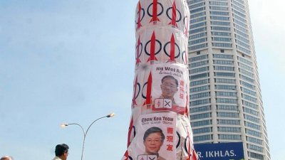 来届大选，希盟能否攻下布城，胥视各盟党能否在马来选区从巫统及伊党三角战中，脱颖而出。图为308大选时，行动党在槟州的火箭模型。