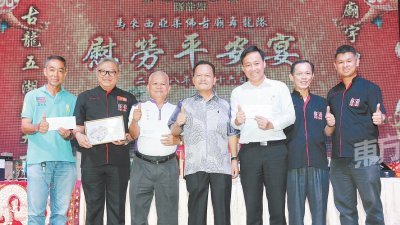 徐永健（左2）移交捐款支票给刘京桦（左起）、赖木荣及李富新，由阿都拉昔（左4起）、许运松和陈丁发见证。（摄影：刘维杰）