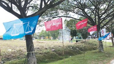 行动党52周年党庆场地外冒出两派政党蓝红党旗对立的情况，引起当地民众关注。