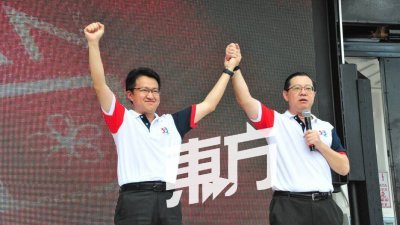 林冠英（右）在现场正式宣布刘镇东（左）为行动党亚依淡国席候选人。(摄影：杨金森)