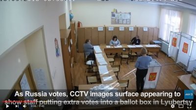 柳别尔齐有选举委员会职员（右一及二）被拍到向票箱填塞选票。(电视画面截图)