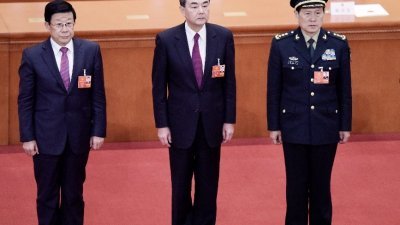 获选为新任国务委员的赵克志（左起）、王毅及魏凤和，同本届新任副总理在会上宣誓。