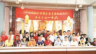 许林华（前排左8）代表巴力温那南亭寺移交报效金给受惠团体代表。